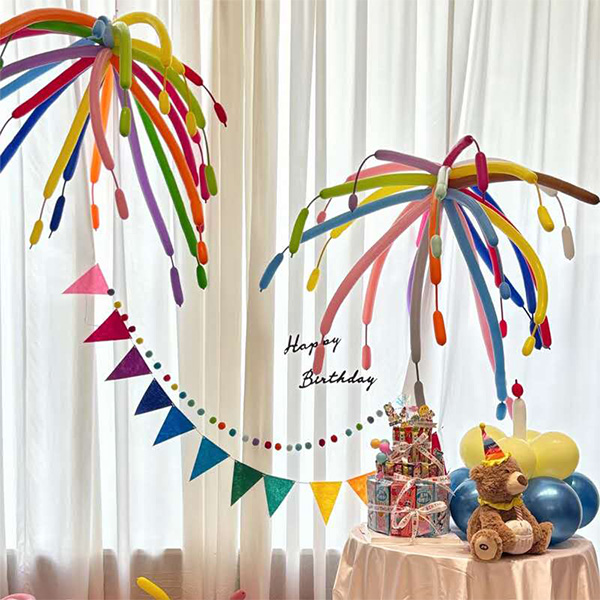 Fyrverkeri som modellerer ballonger
